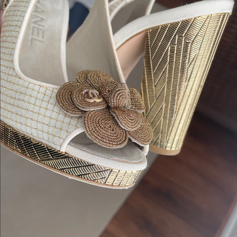 CHANEL Camellia Heels Sandals Slingback size 35 / 5 B gold white flower - Picture 8 of 17